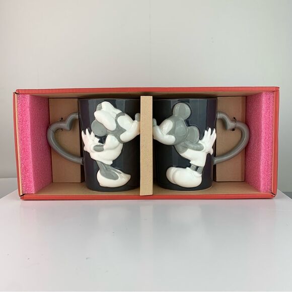 New Hallmark Disney Minnie And Mickey Two Kissing Ceramic Mugs 18 Ounces - Picture 1 of 7